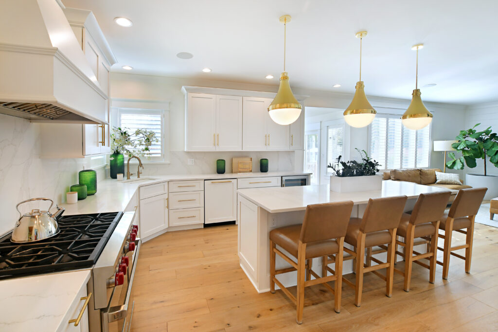 KITCHEN ISLAND WITH SEATING